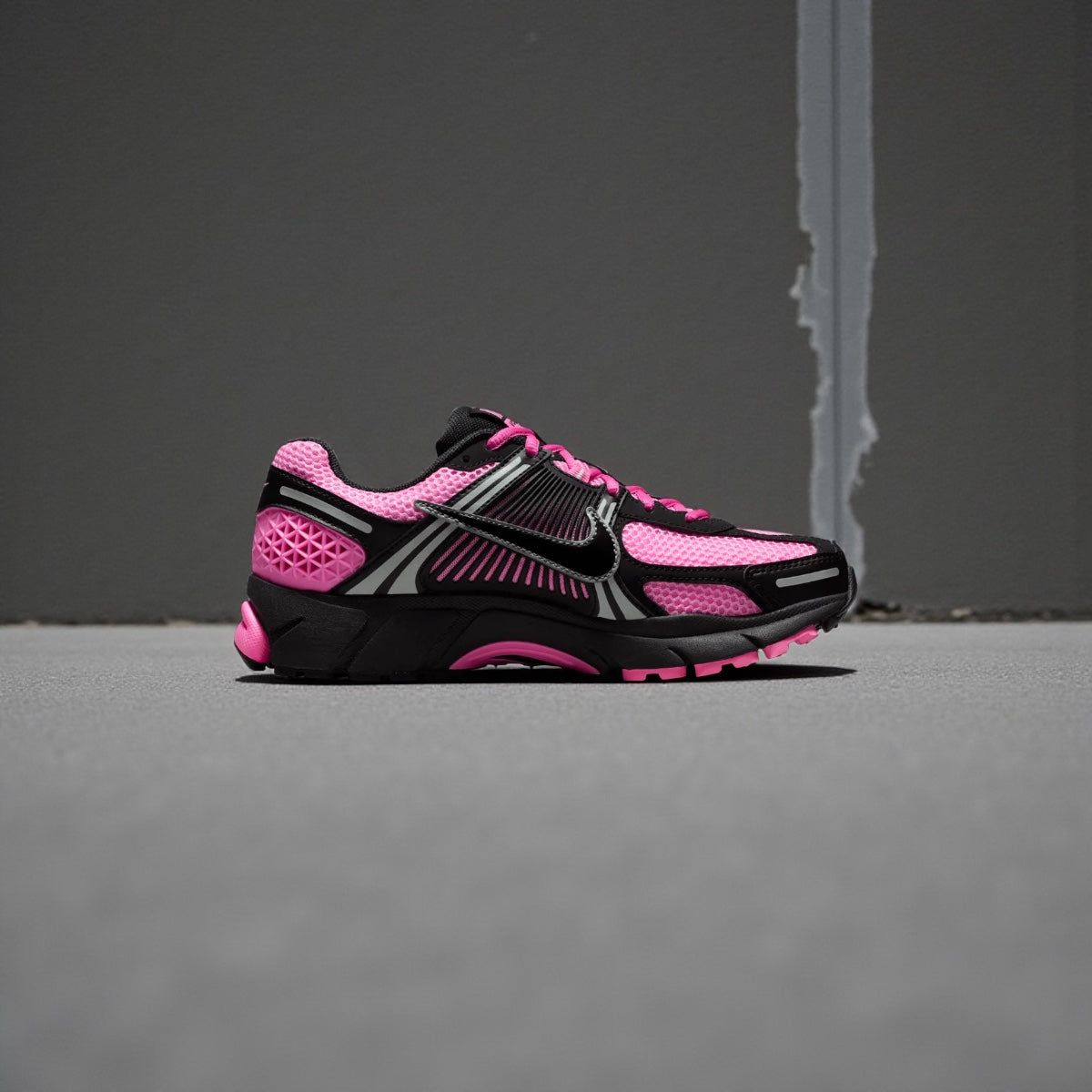 NIKE WMNS ZOOM VOMERO 5 - PINK SPELL / BLACK