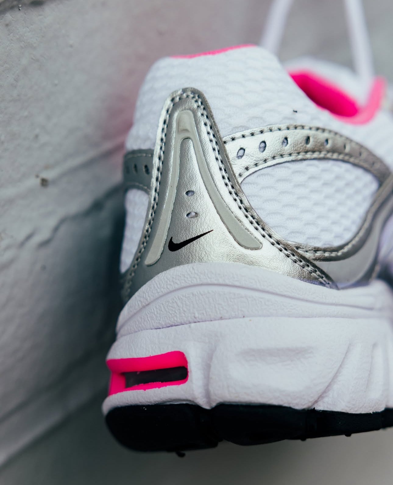 NIKE AIR MAX MOTO 2K WMNS- WHITE / METALLIC SILVER / PINK SPELL