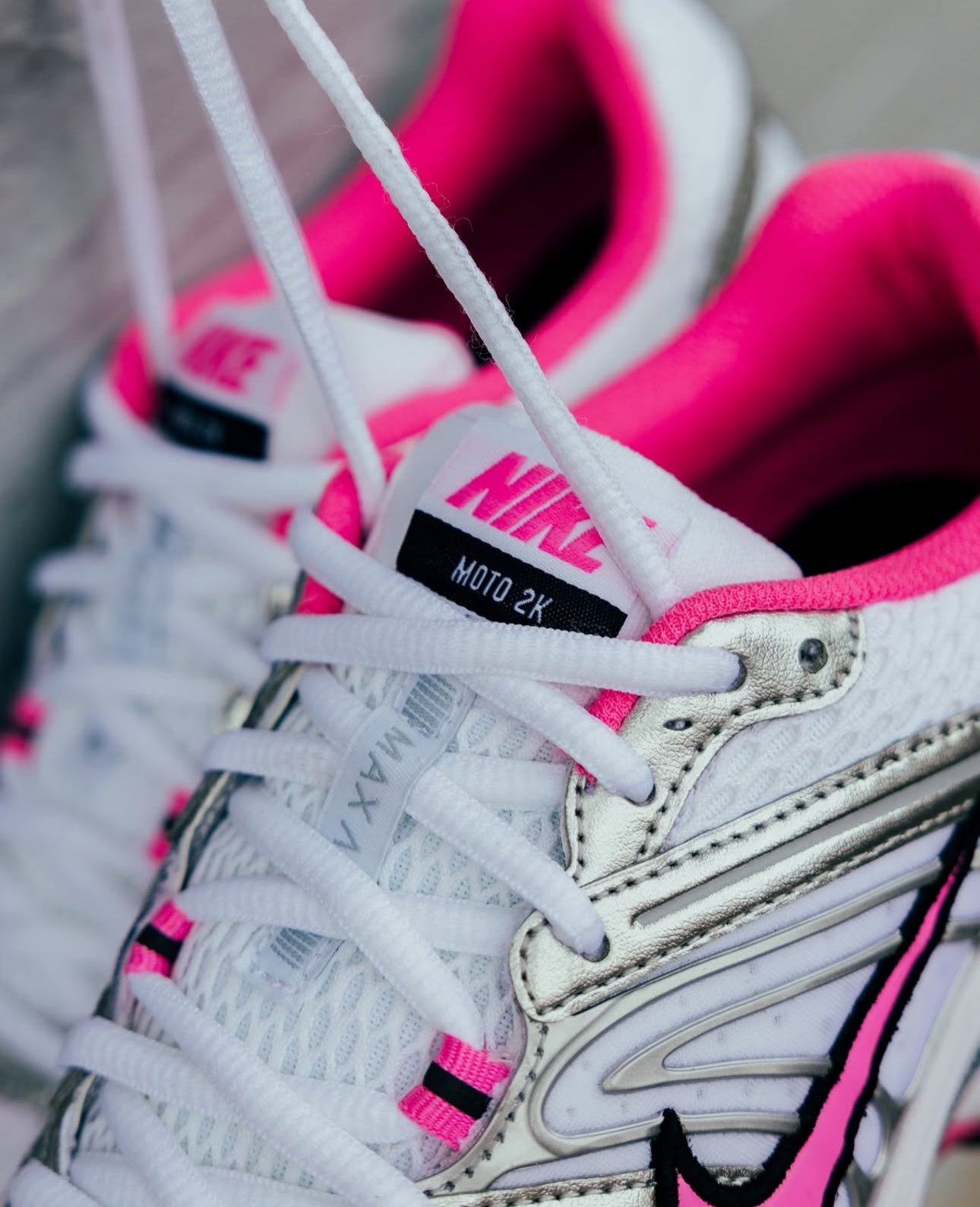 NIKE AIR MAX MOTO 2K WMNS- WHITE / METALLIC SILVER / PINK SPELL