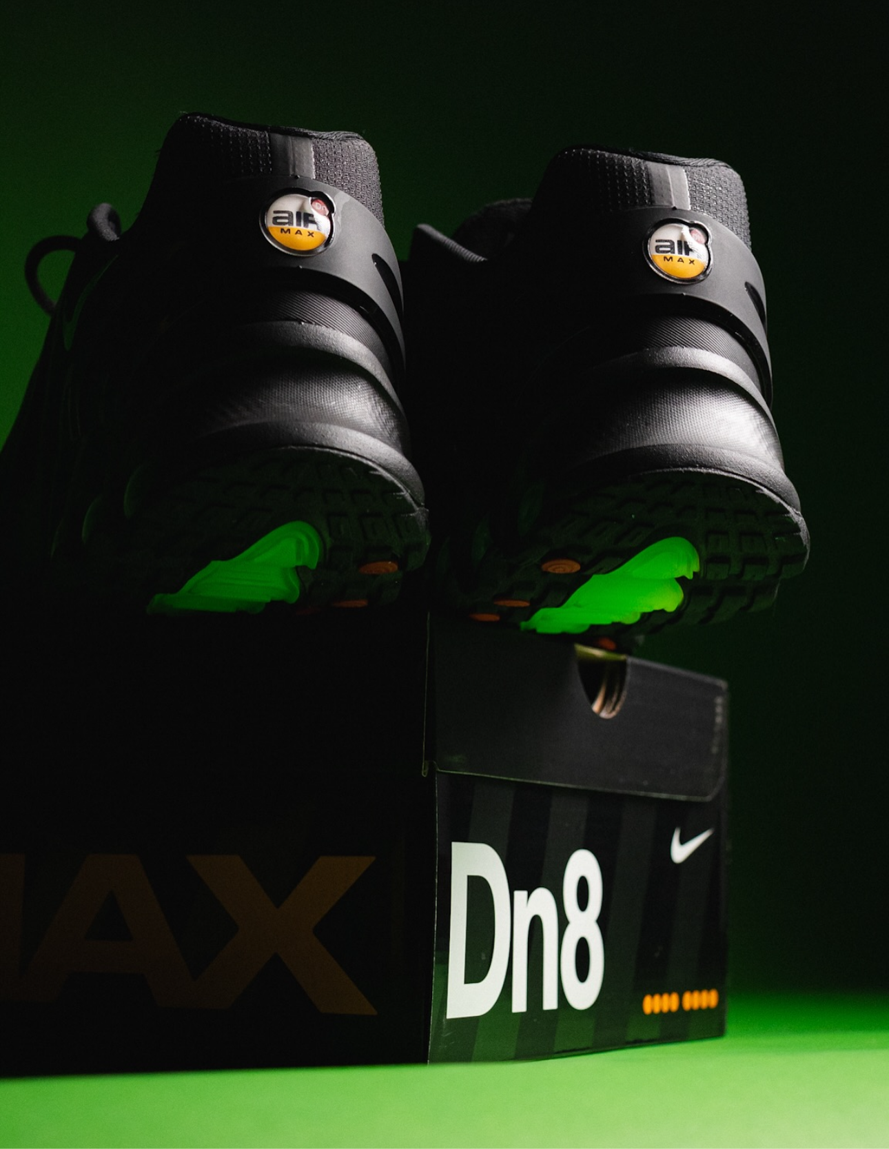 NIKE AIR MAX DN8 "BLACK/GREEN STRIKE-DK SMOKE GREY-BLACK"