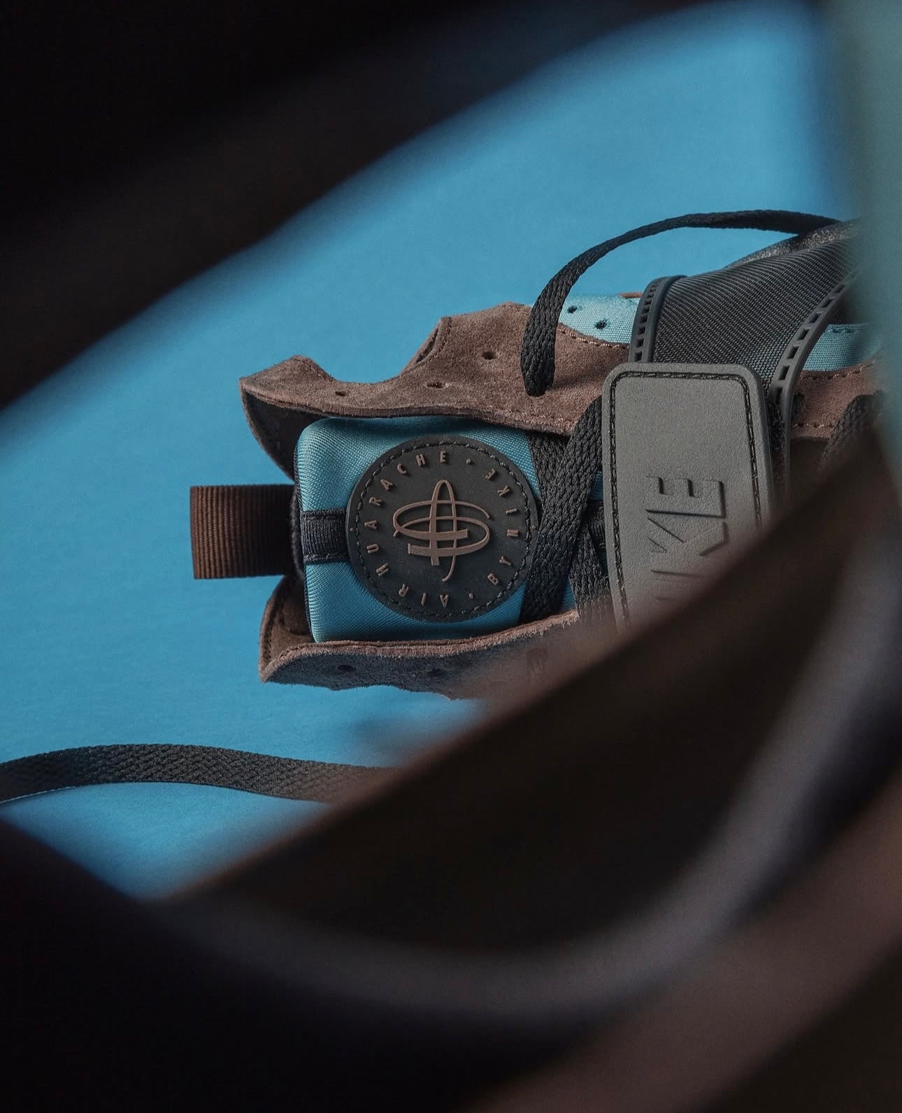 NIKE AIR TRAINER HURACHE "BLACK/BAROQUE BROWN-SMOKEY BLUE"