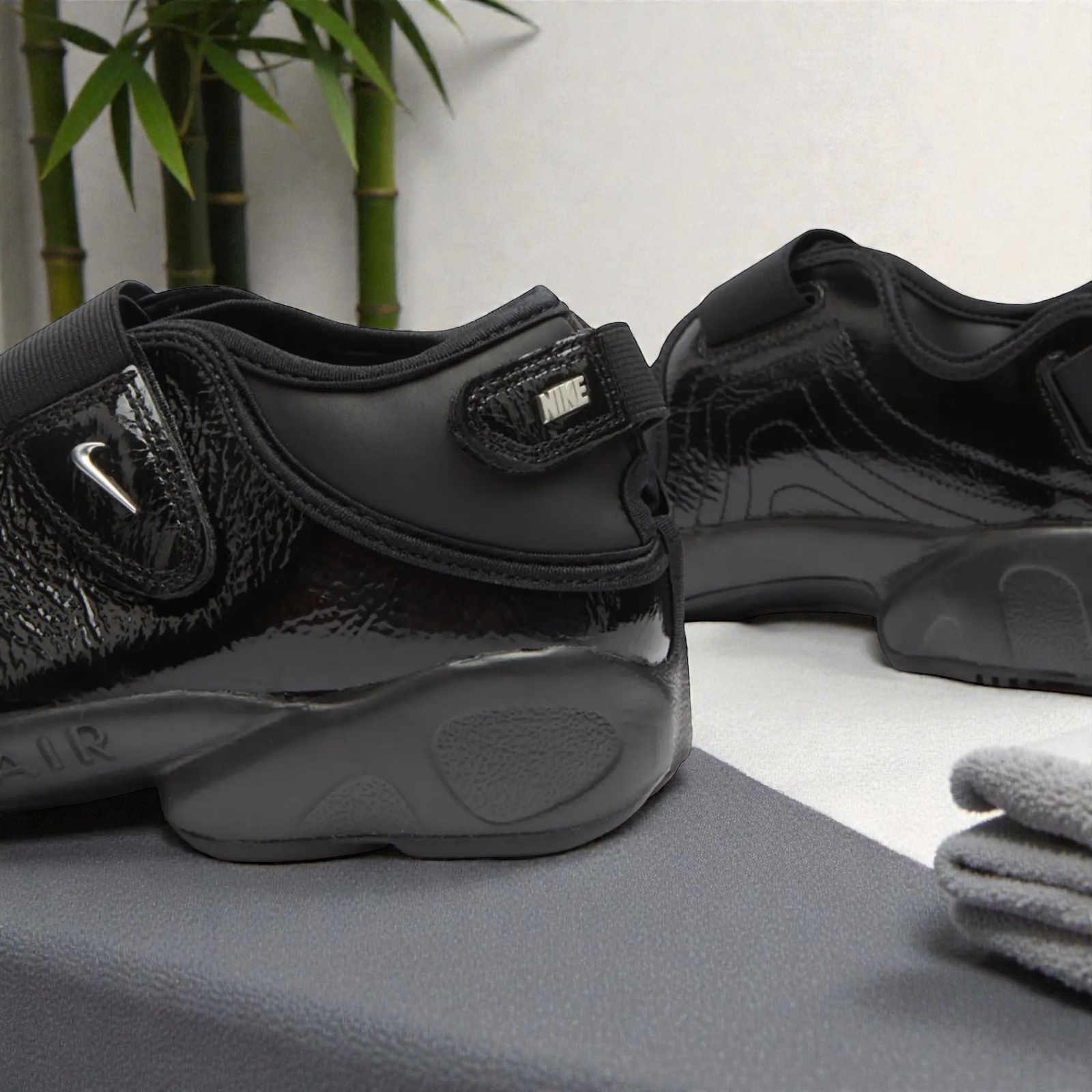 NIKE AIR RIFT SE SNEAKER WMN “ninja”
Pattern leather Black & Metallic Silver