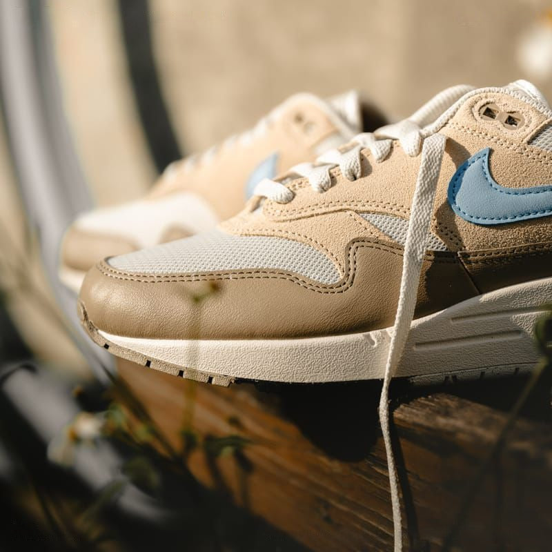 MENS NIKE AIR MAX 1 ESSENTIAL "LIGHT BONE/PSYCHIC BLUE/SANDDRIFT/KHAKI"