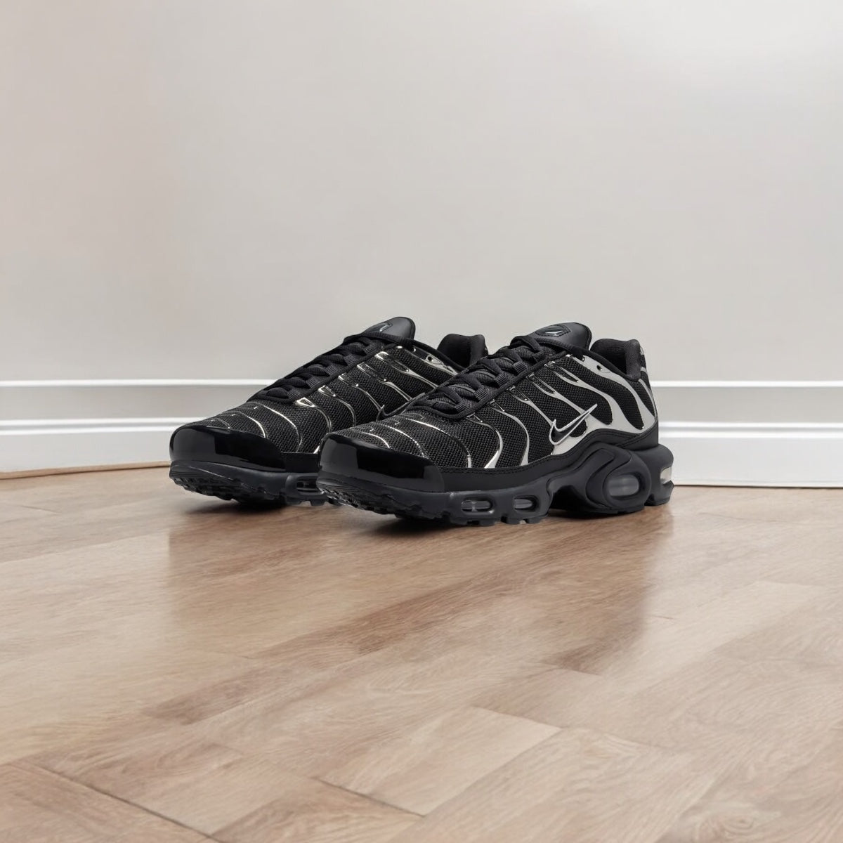 NIKE AIR MAX PLUS SE METALLIC/ BLACK WMN