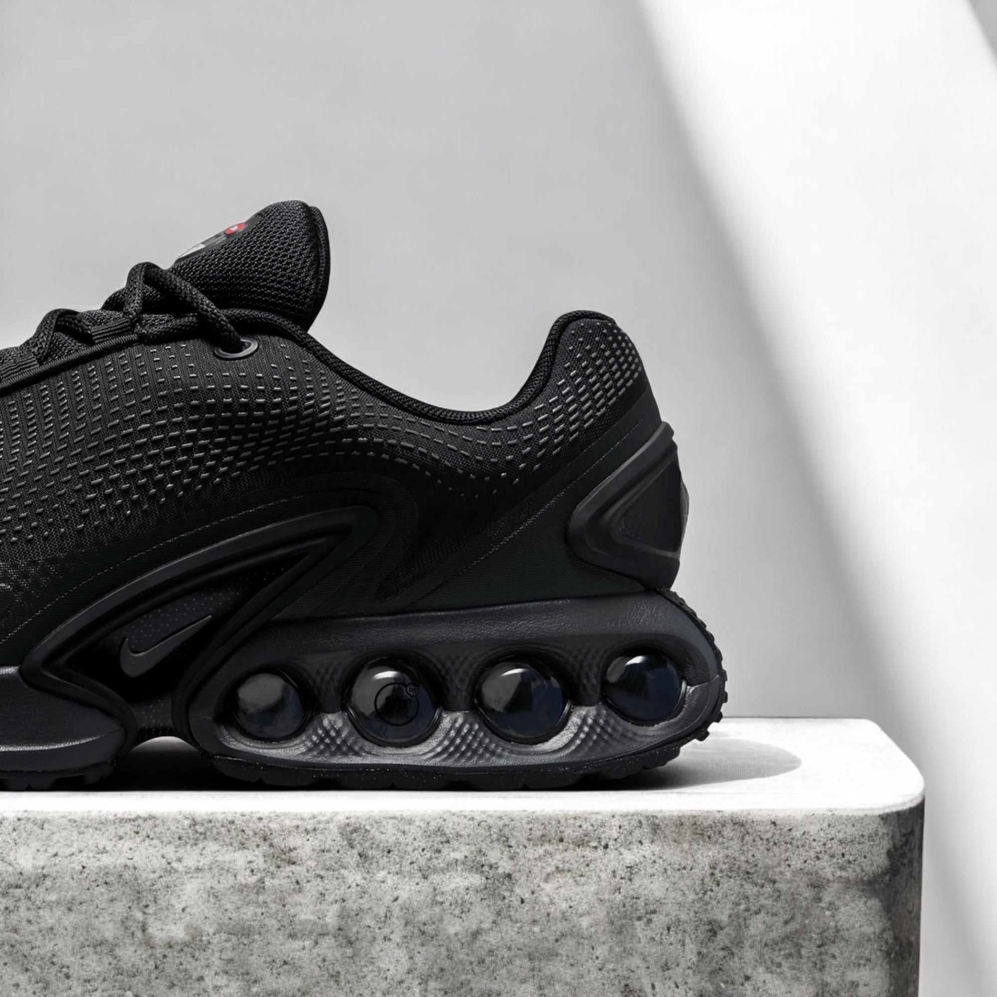 NIKE AIR MAX DN BLACKOUT