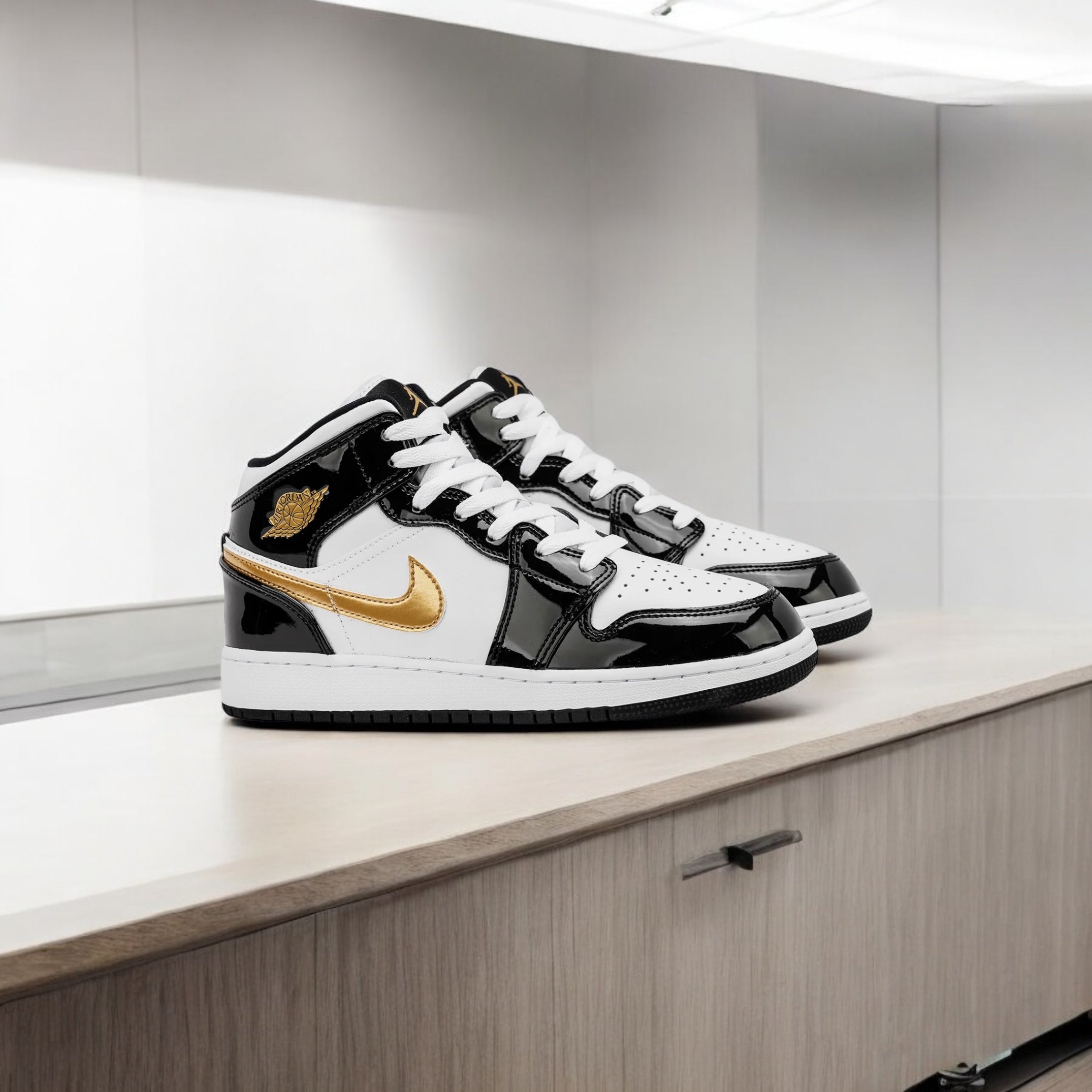 Jordan 1 Mid Patent Black White Gold (GS)