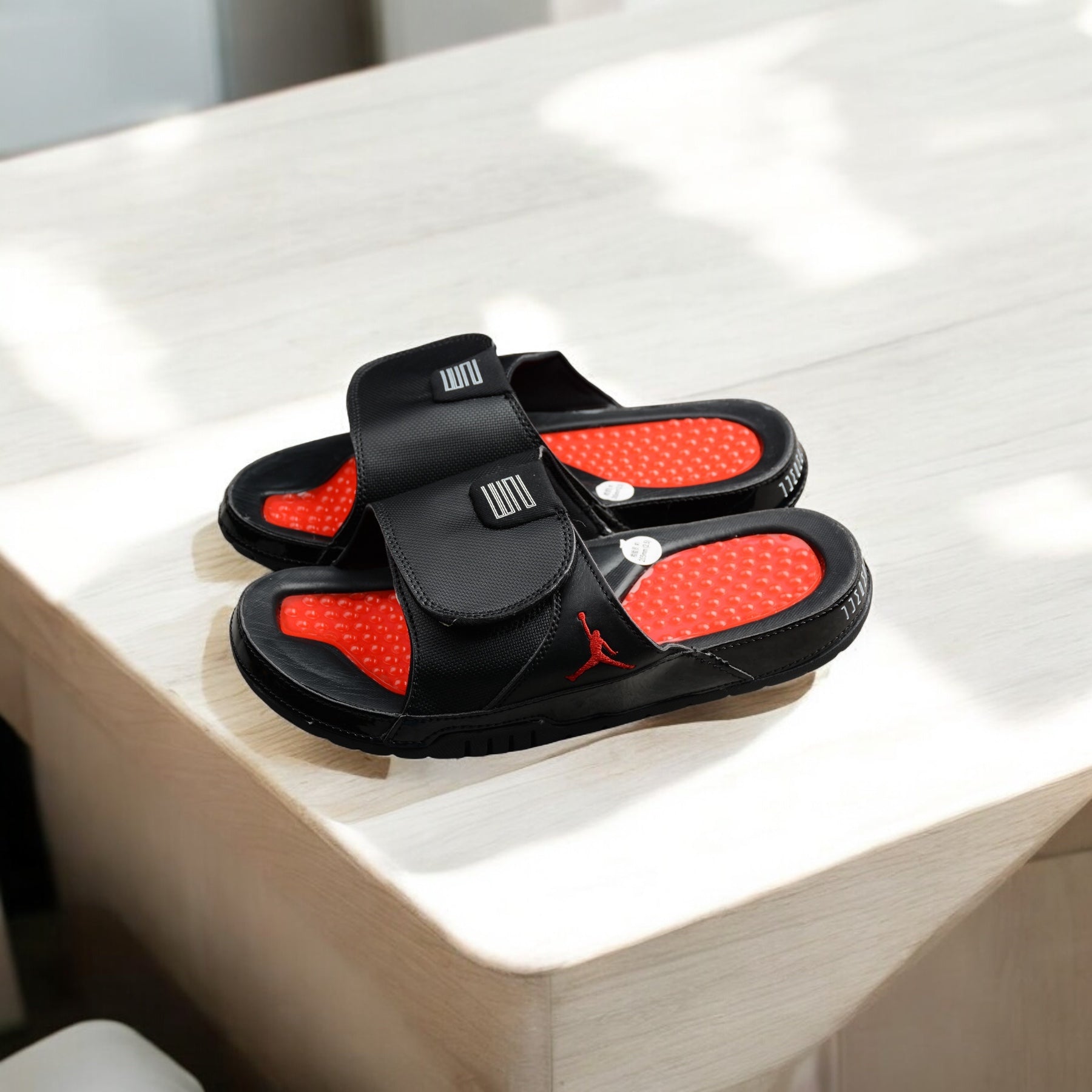 Claquettes Jordan Hydro 11 Retro Noir/Rouge Université