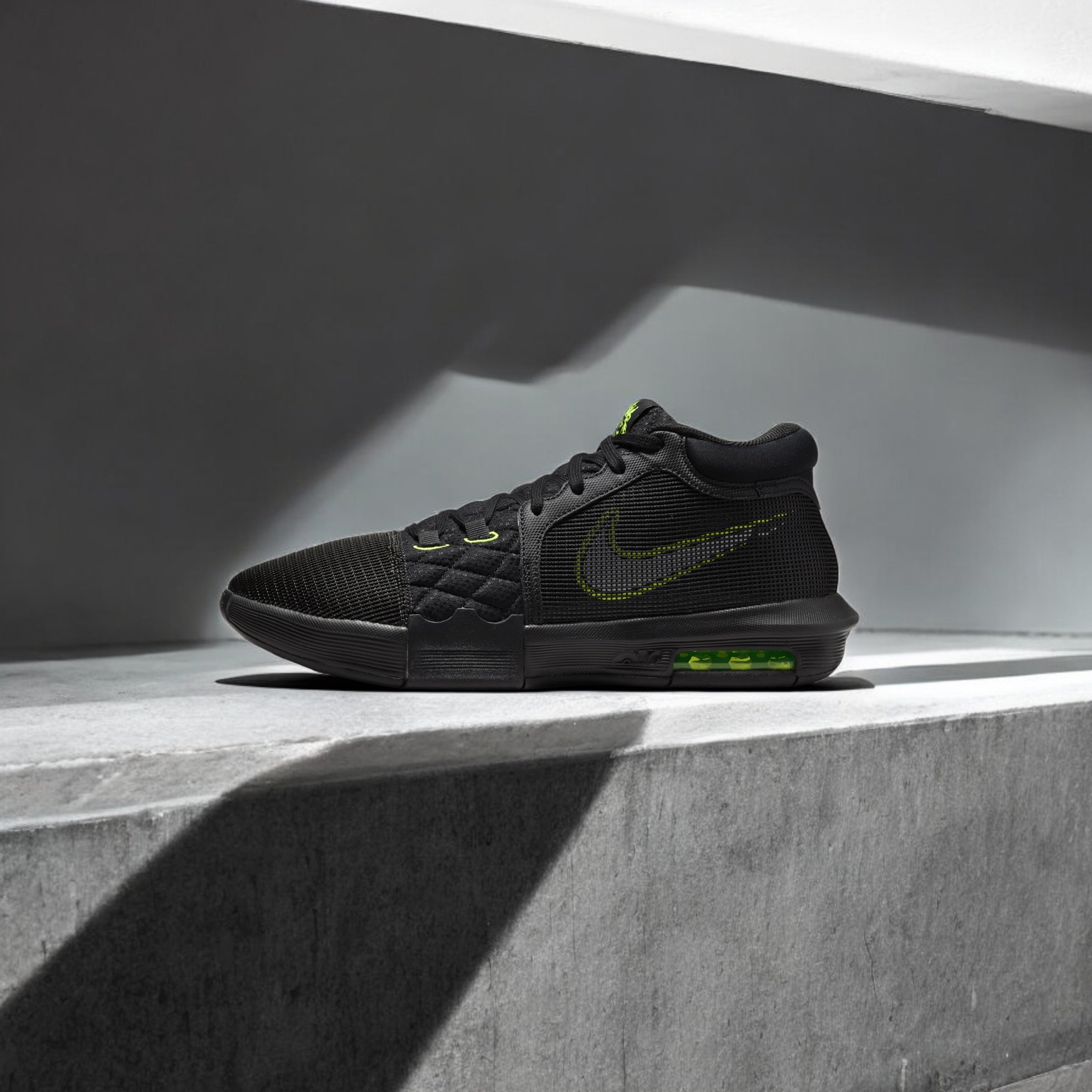 Nike LeBron Witness 8 Noir Volt