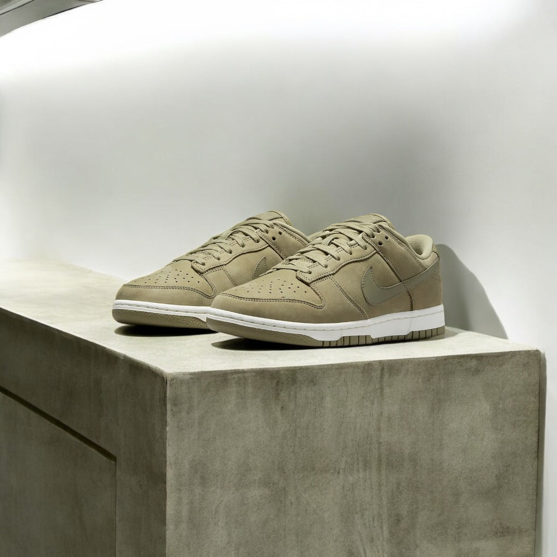 Nike Dunk Low PRM Olive neutre (Femme)