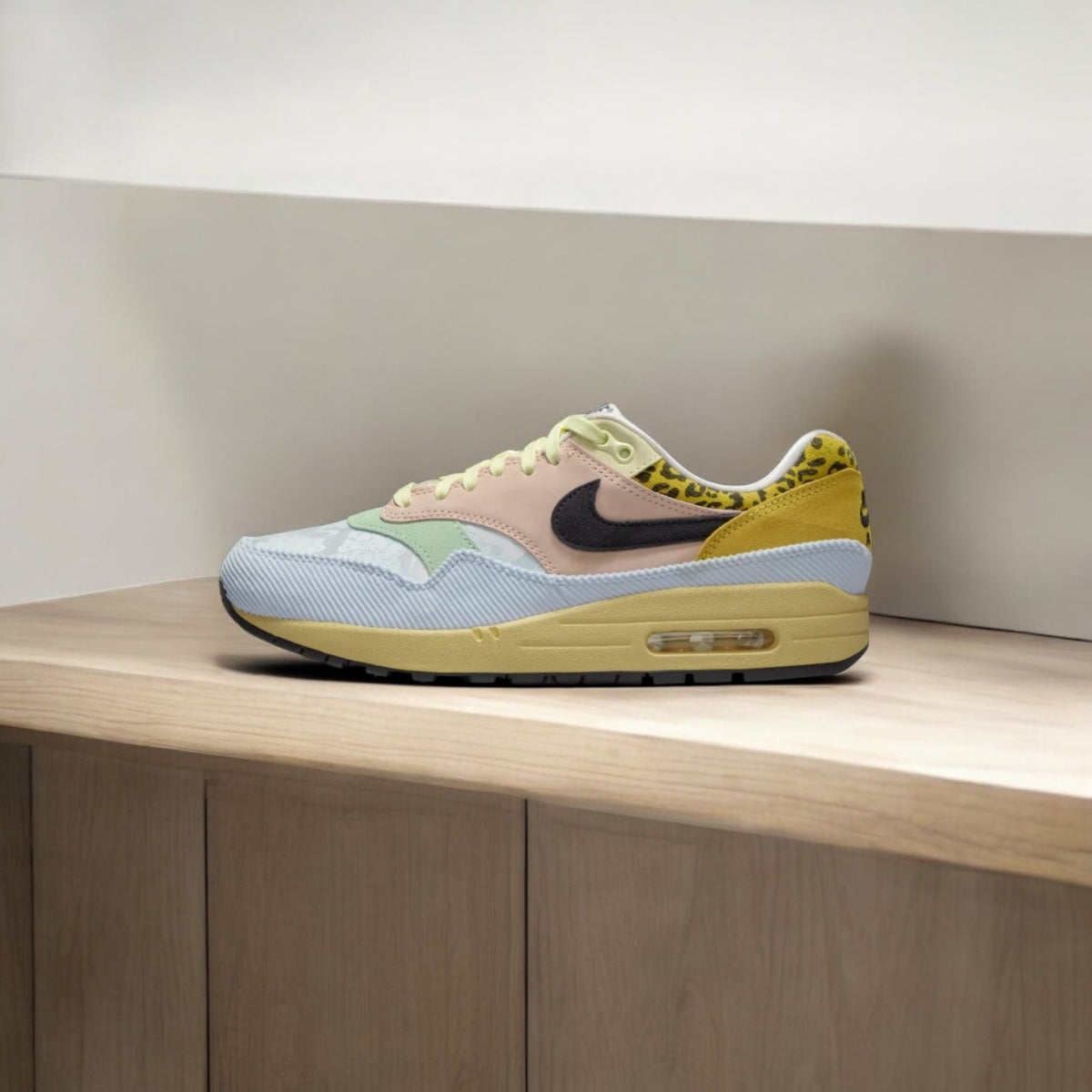 NIKE AIR MAX 1 FEMME EN VELOURS CÔTELÉ