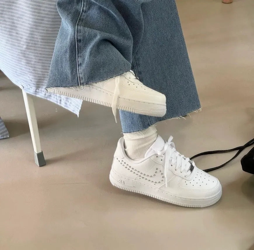 NIKE AIR FORCE 1 LOW WMN STUDDED SWOOSH