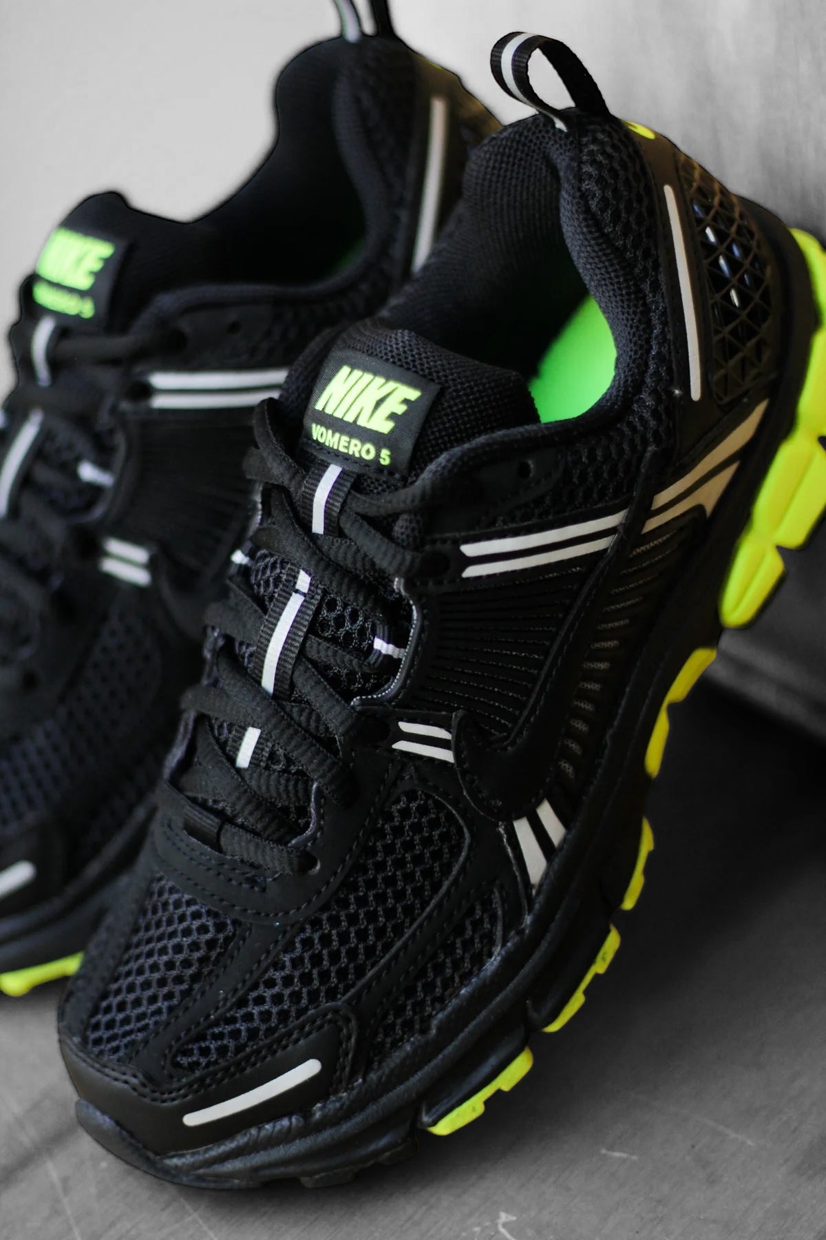 NIKE VOMERO 5 (GS) "BLACK/VOLT-BLACK-BLACK"