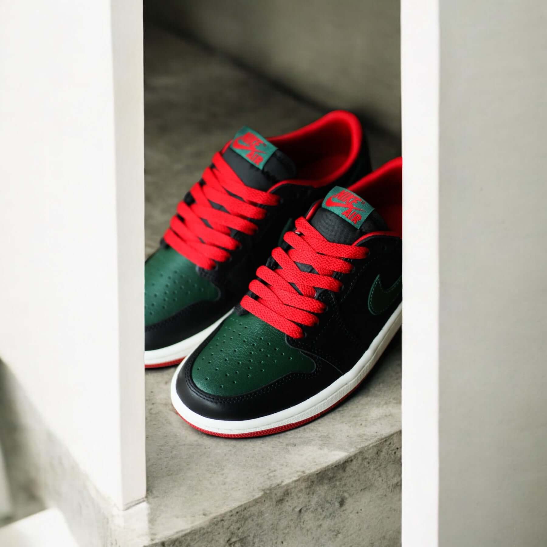 JORDAN 1 RETRO LOW OG VERT VARSITY ROUGE (FEMME)