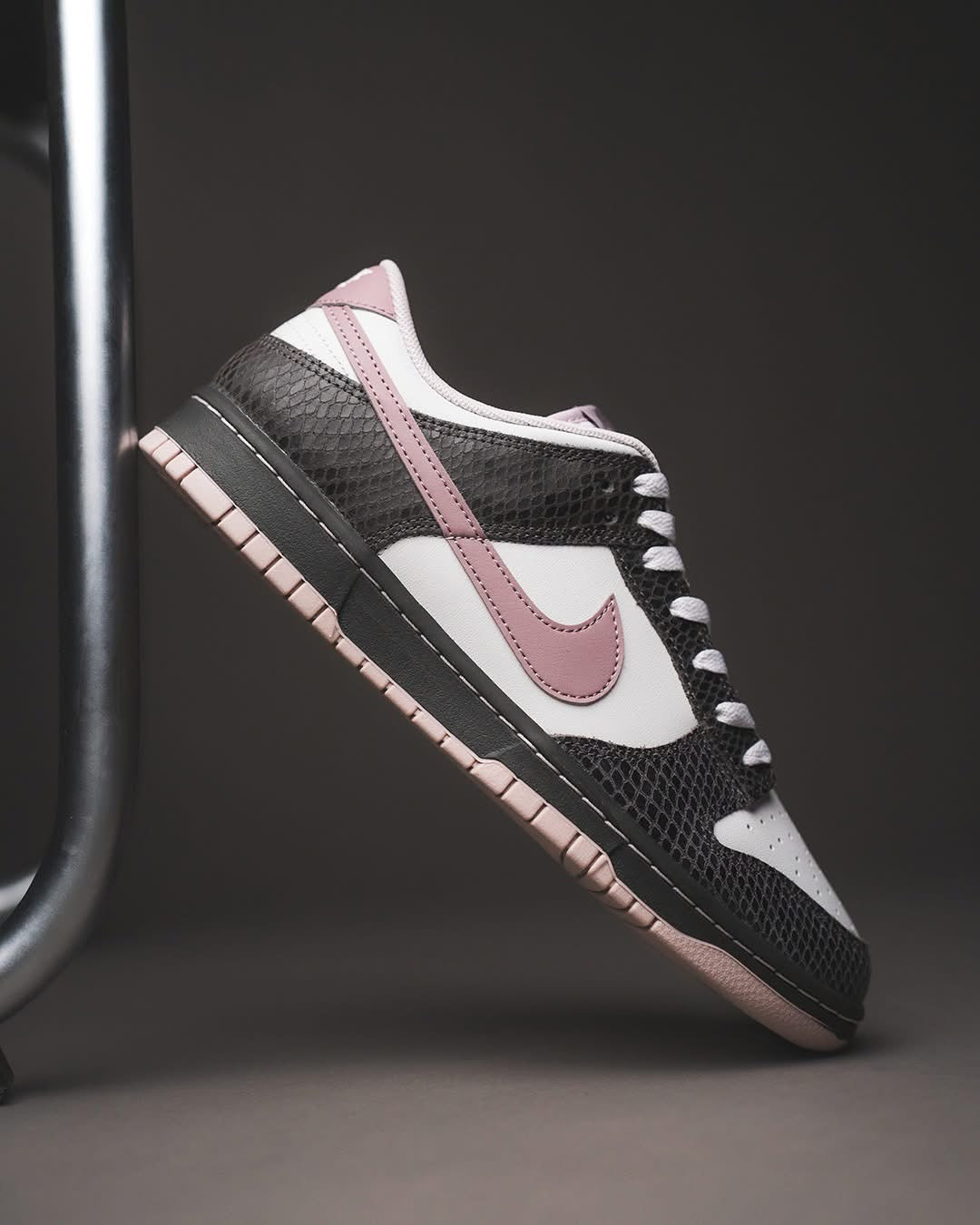 NIKE DUNK LOW SE (MEDIUM ASH/TAUPE GREY-VAST GREY)