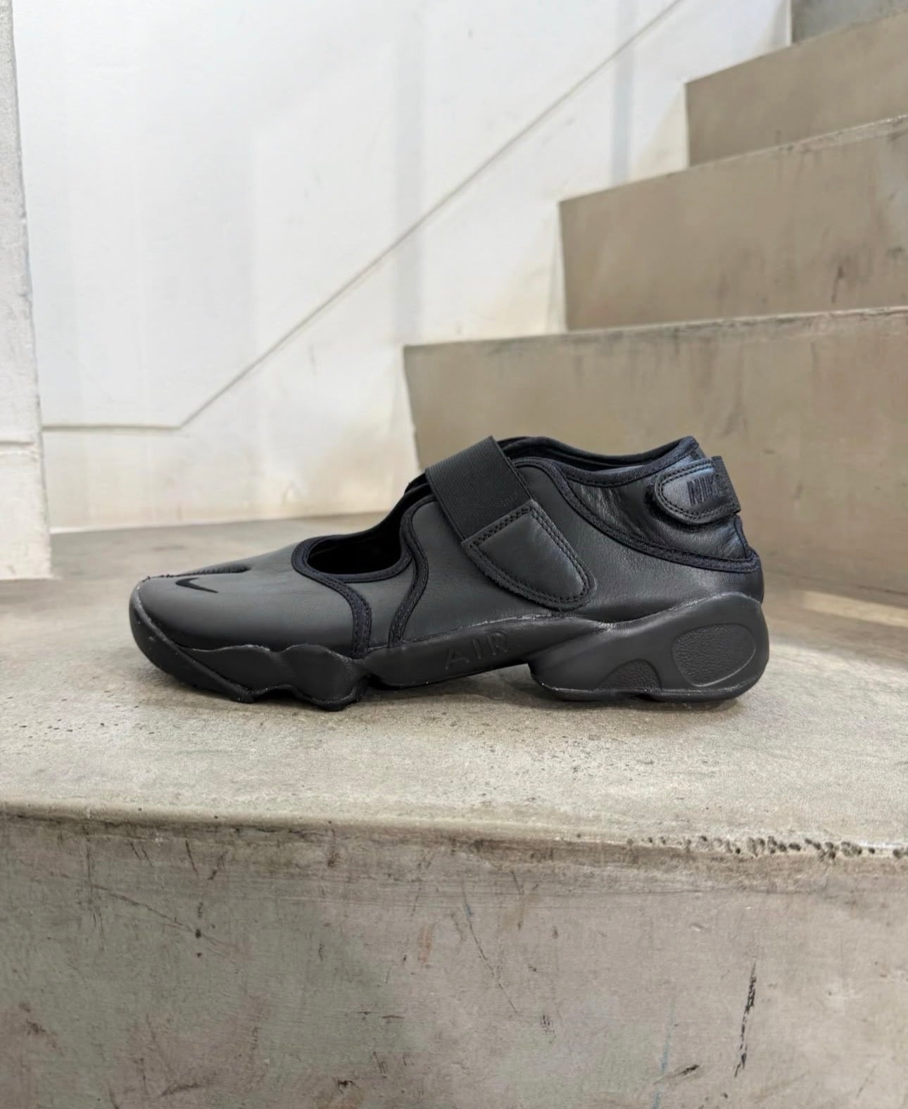 Nike Women's Air Rift(NINJA) Leather Sandals Black