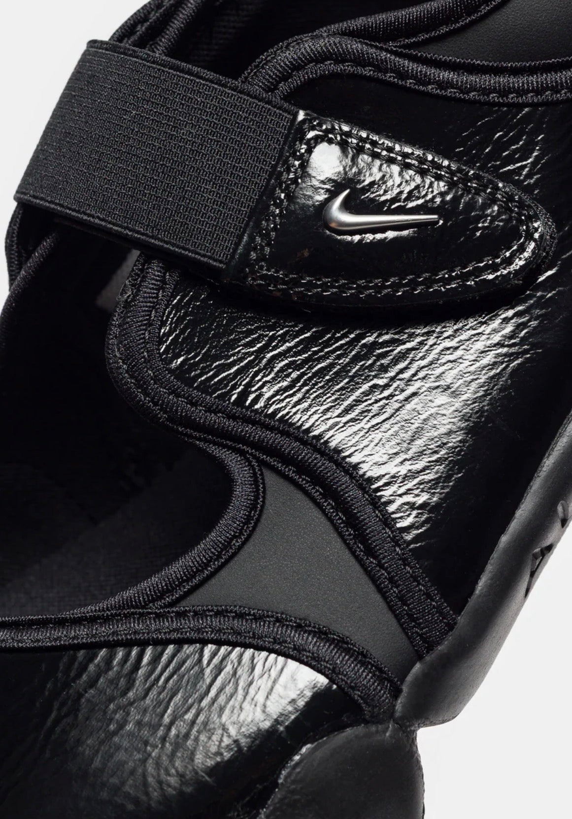 NIKE AIR RIFT SE SNEAKER WMN “ninja”
Pattern leather Black & Metallic Silver