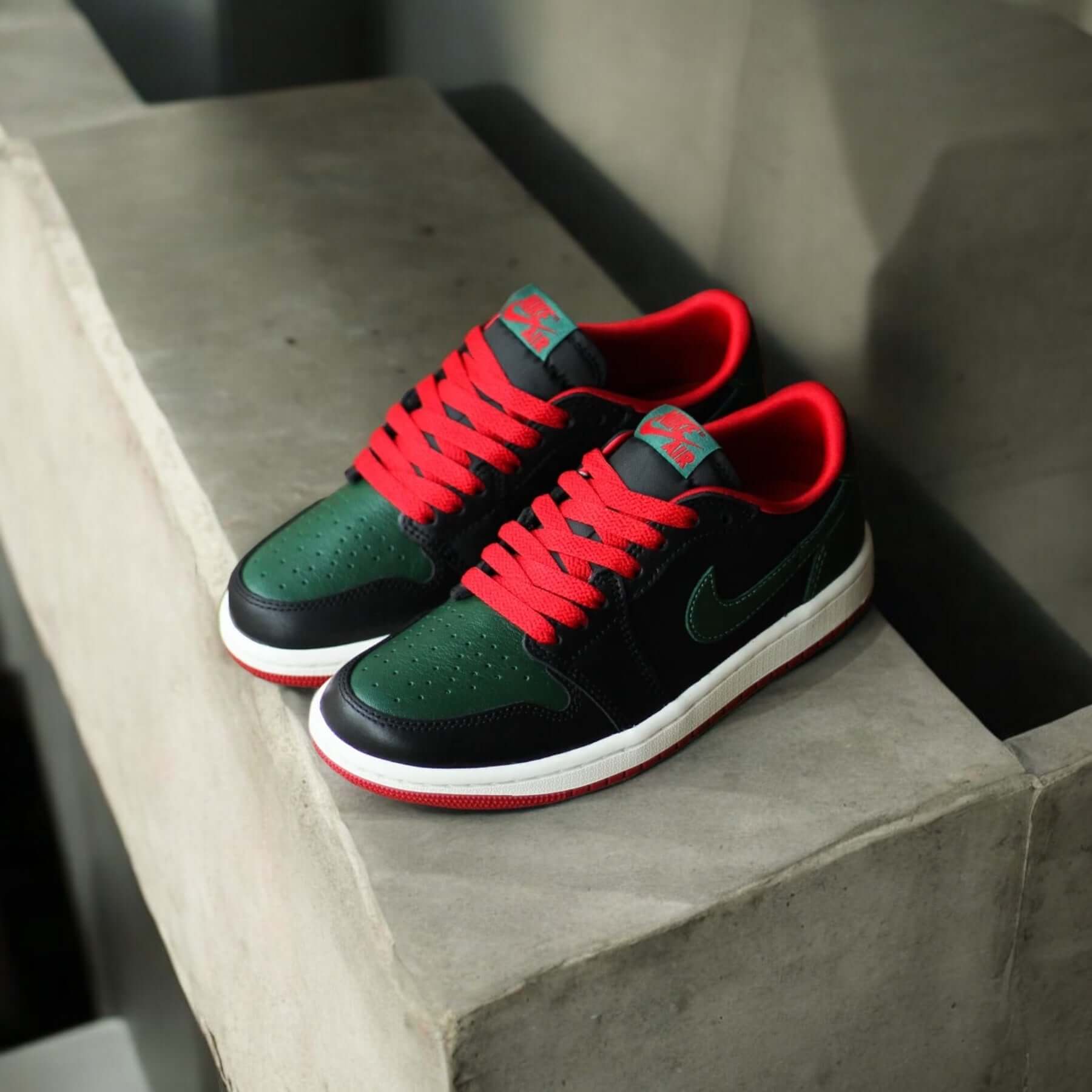 JORDAN 1 RETRO LOW OG GREEN VARSITY RED (WOMEN)