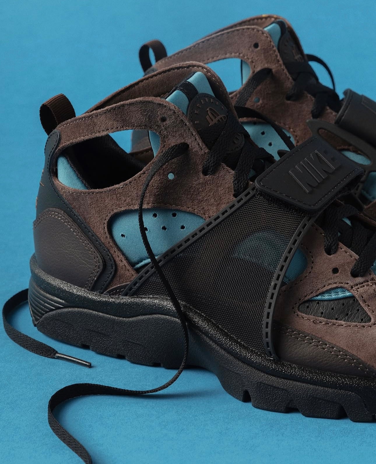 NIKE AIR TRAINER HURACHE "BLACK/BAROQUE BROWN-SMOKEY BLUE"