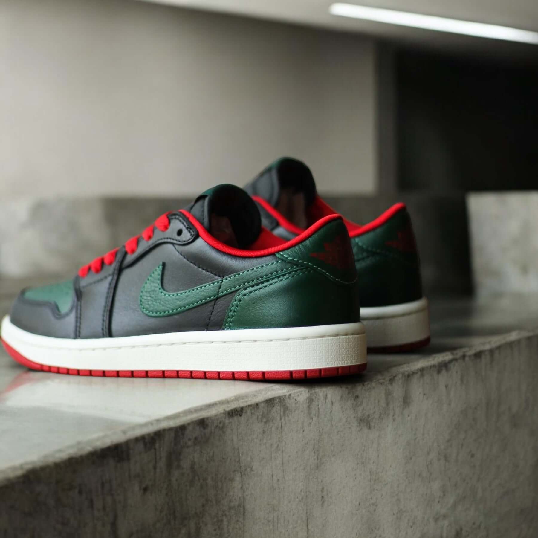 JORDAN 1 RETRO LOW OG VERT VARSITY ROUGE (FEMME)