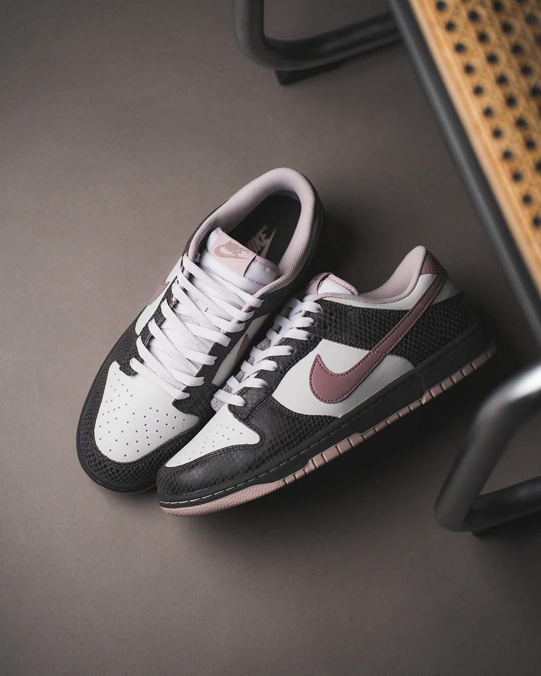 NIKE DUNK LOW SE (MEDIUM ASH/TAUPE GREY-VAST GREY)