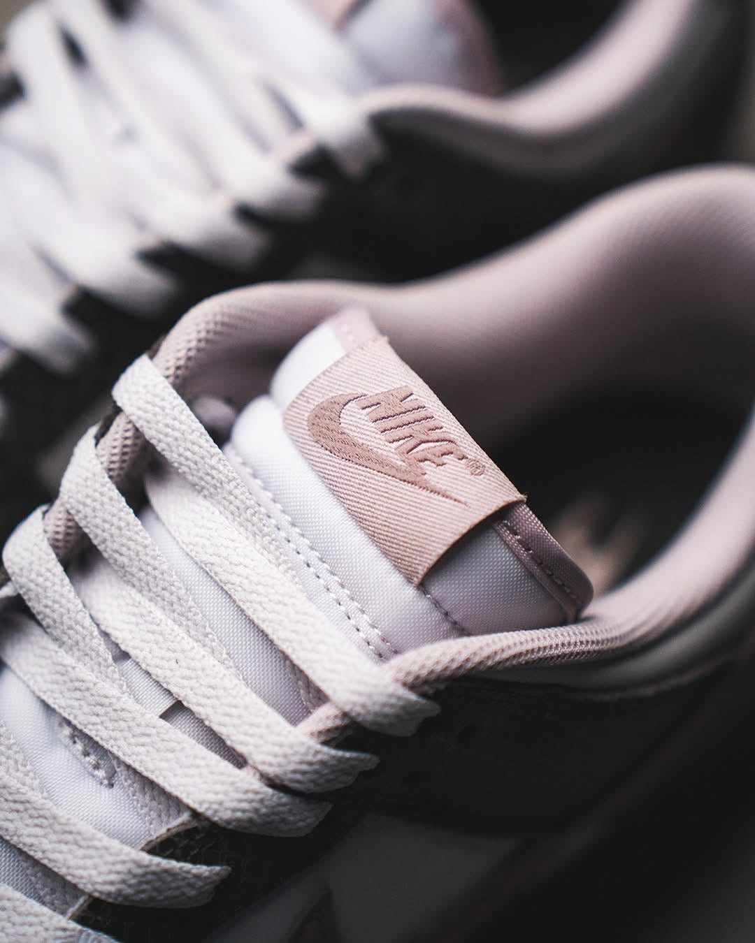 NIKE DUNK LOW SE (MEDIUM ASH/TAUPE GREY-VAST GREY)