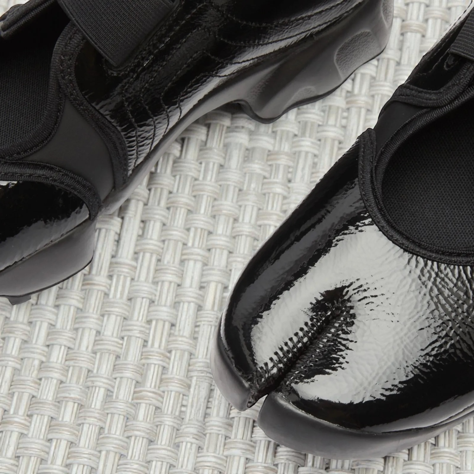 NIKE AIR RIFT SE SNEAKER WMN “ninja”
Pattern leather Black & Metallic Silver