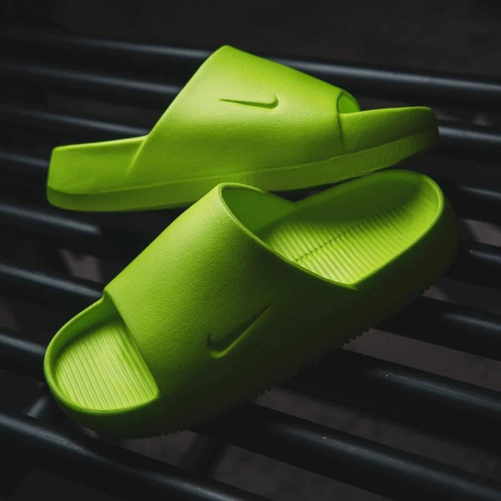 ◆正規品◆NIKE CALM SLIDE BARELY VOLT(W)◆関税/送料無料◆ NIKE CALM SLIDE NEON VOLT