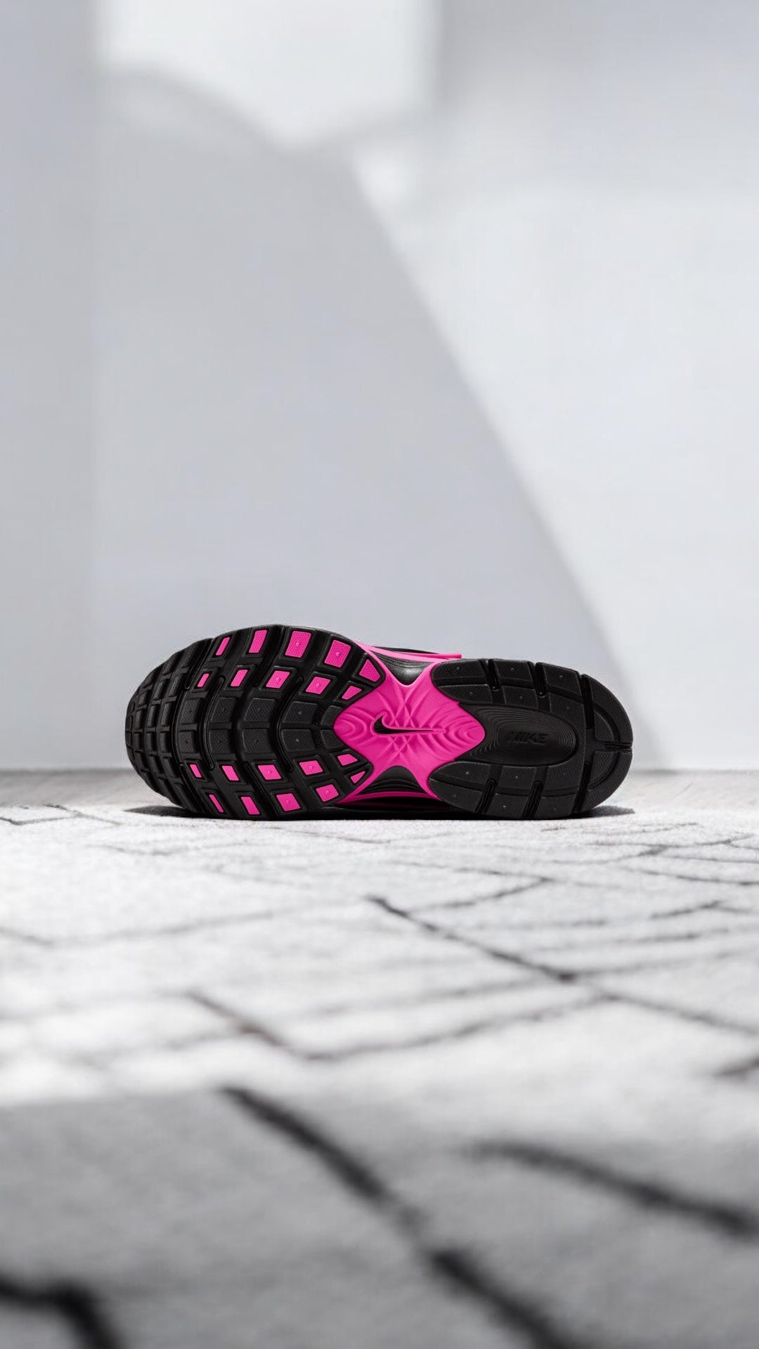 NIKE WMNS V5 RNR - BLACK / PINK BLAST