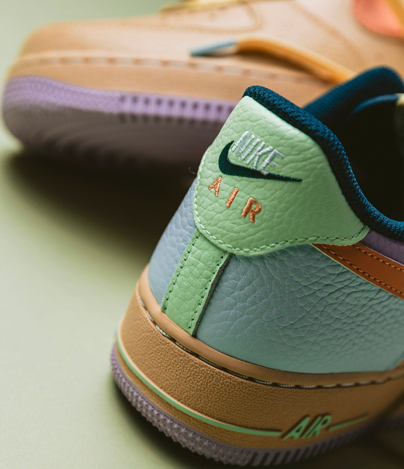 NIKE AIR FORCE 1 '07 "SESAME/APRICOT AGATE-HYDRANGEAS"