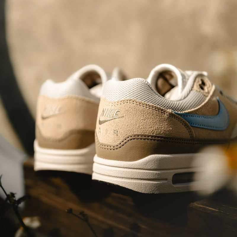 MENS NIKE AIR MAX 1 ESSENTIAL "LIGHT BONE/PSYCHIC BLUE/SANDDRIFT/KHAKI"