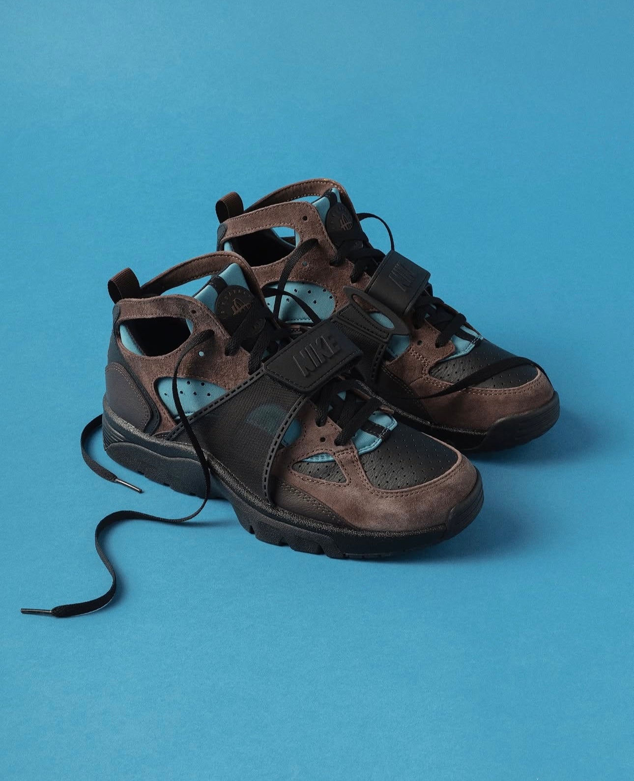 NIKE AIR TRAINER HURACHE "BLACK/BAROQUE BROWN-SMOKEY BLUE"