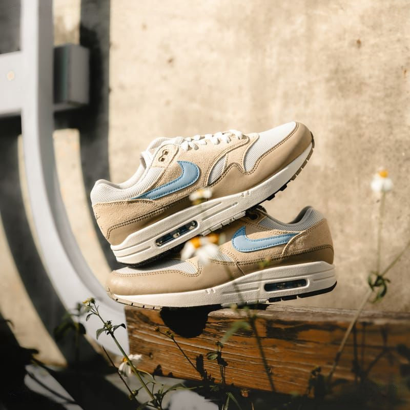 MENS NIKE AIR MAX 1 ESSENTIAL "LIGHT BONE/PSYCHIC BLUE/SANDDRIFT/KHAKI"