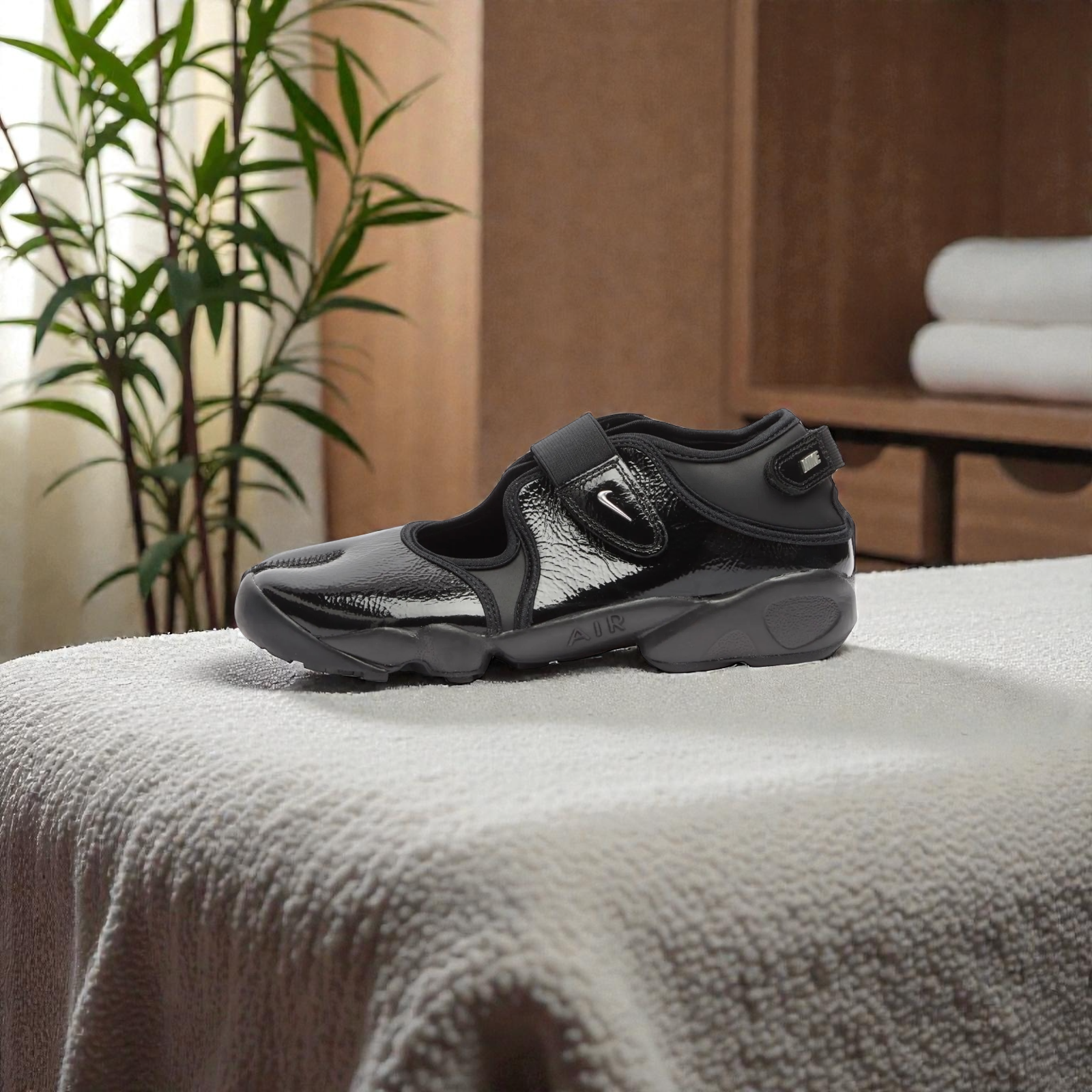 NIKE AIR RIFT SE SNEAKER WMN “ninja”
Pattern leather Black & Metallic Silver