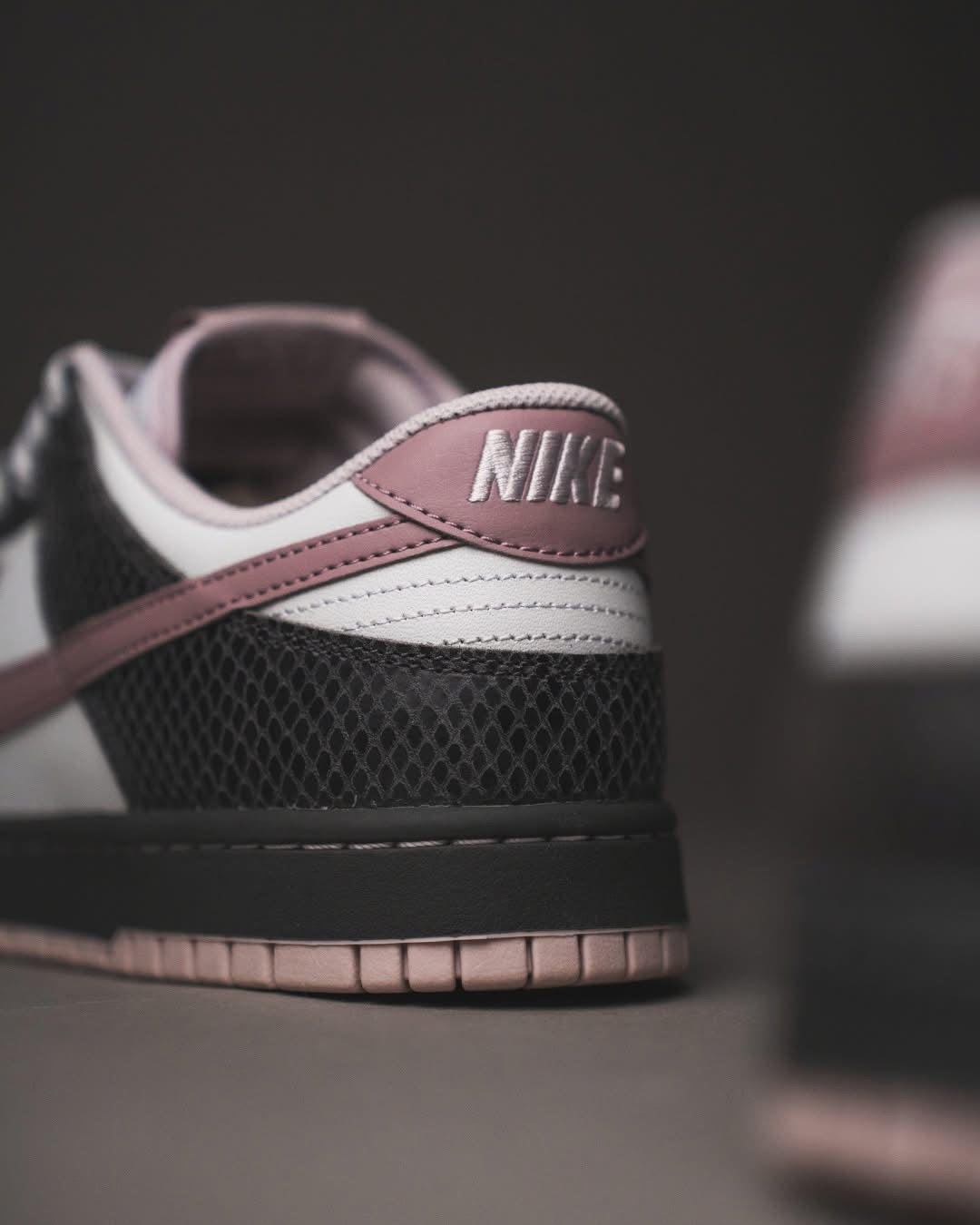 NIKE DUNK LOW SE (MEDIUM ASH/TAUPE GREY-VAST GREY)