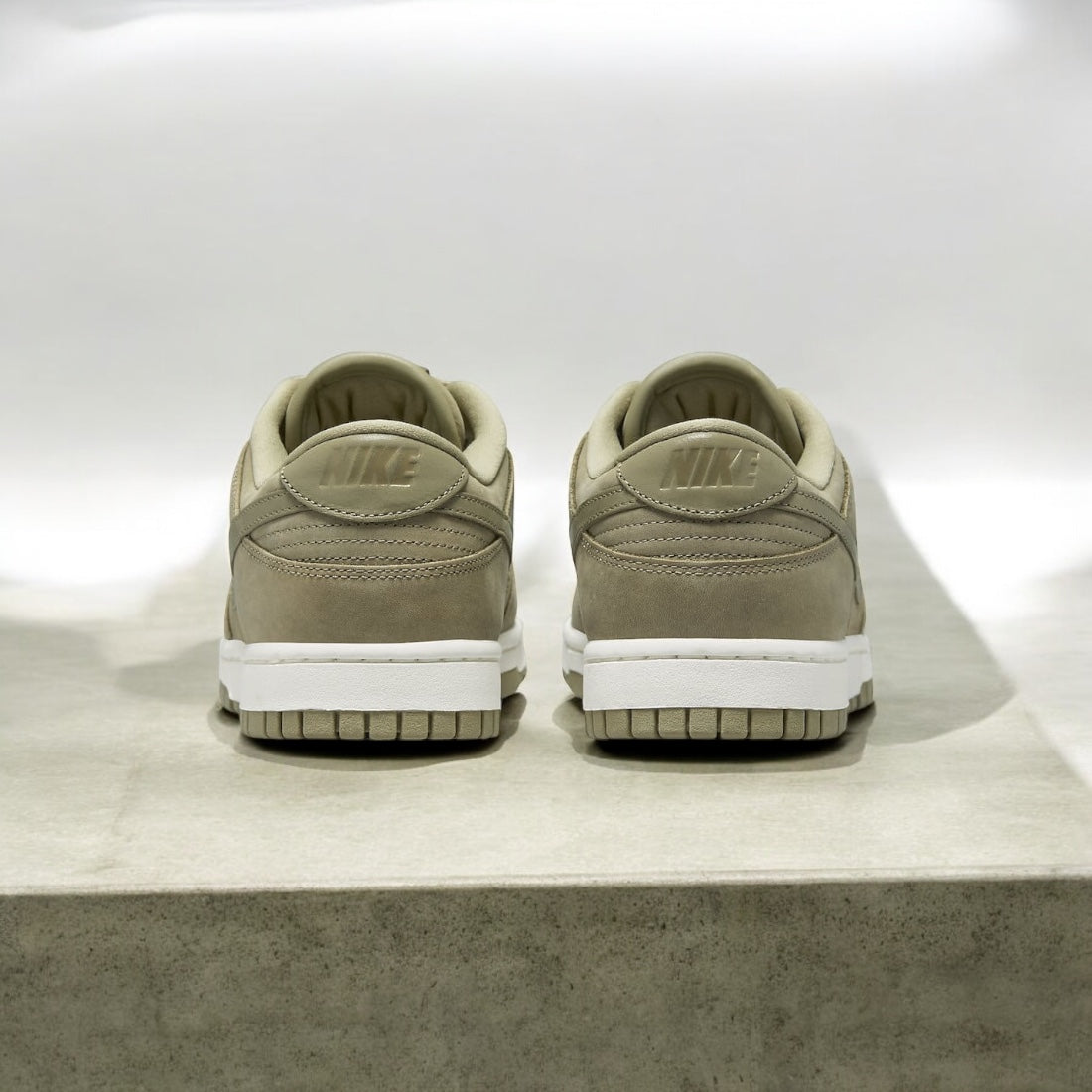 Nike Dunk Low PRM Olive neutre (Femme)