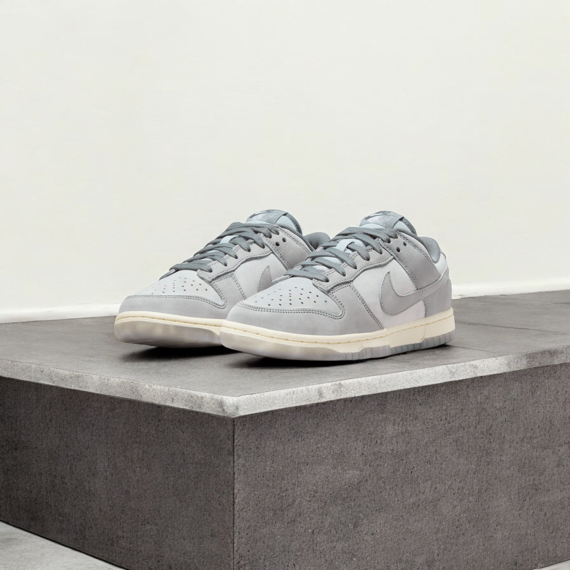 NIKE DUNK LOW WMN COOL GREY FOOTBALL GREY