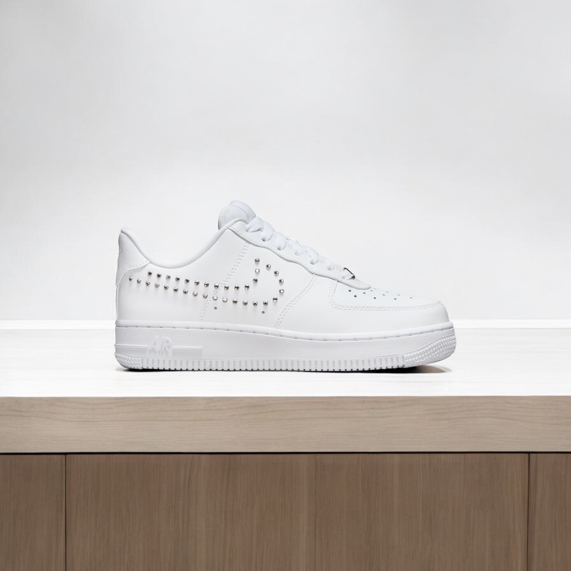 NIKE AIR FORCE 1 LOW WMN STUDDED SWOOSH