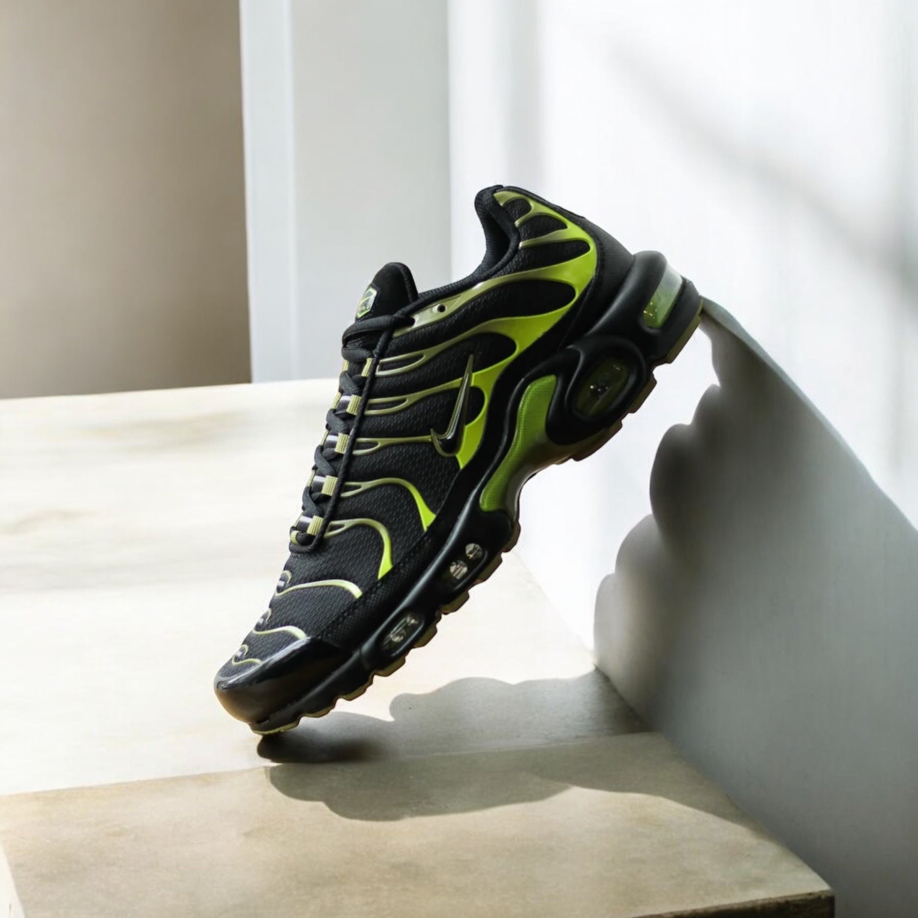 NIKE AIR MAX PLUS 