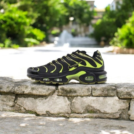 NIKE AIR MAX PLUS "BLACK/CYBER"