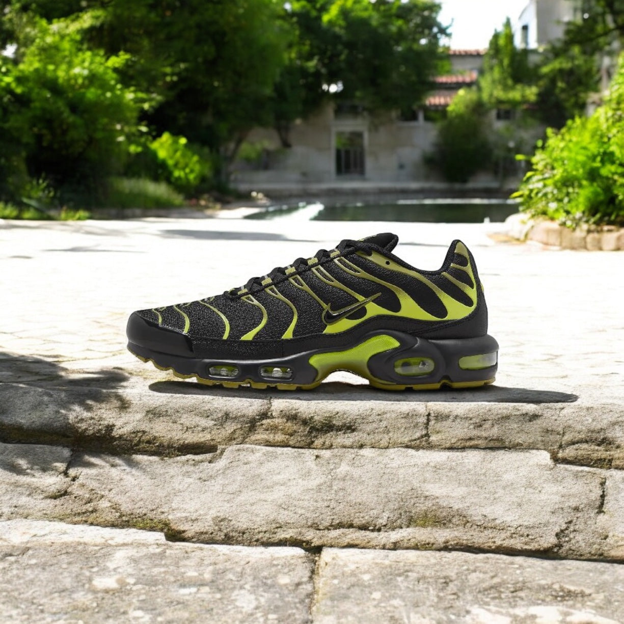 NIKE AIR MAX PLUS "BLACK/CYBER"