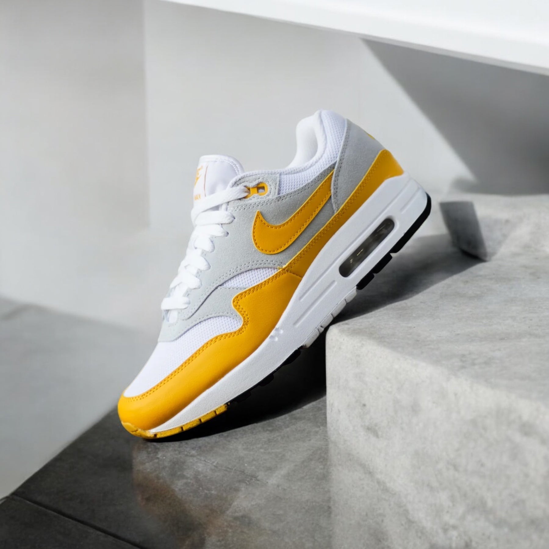 NIKE AIR MAX 1 ESS GOLD UNIVERSITY