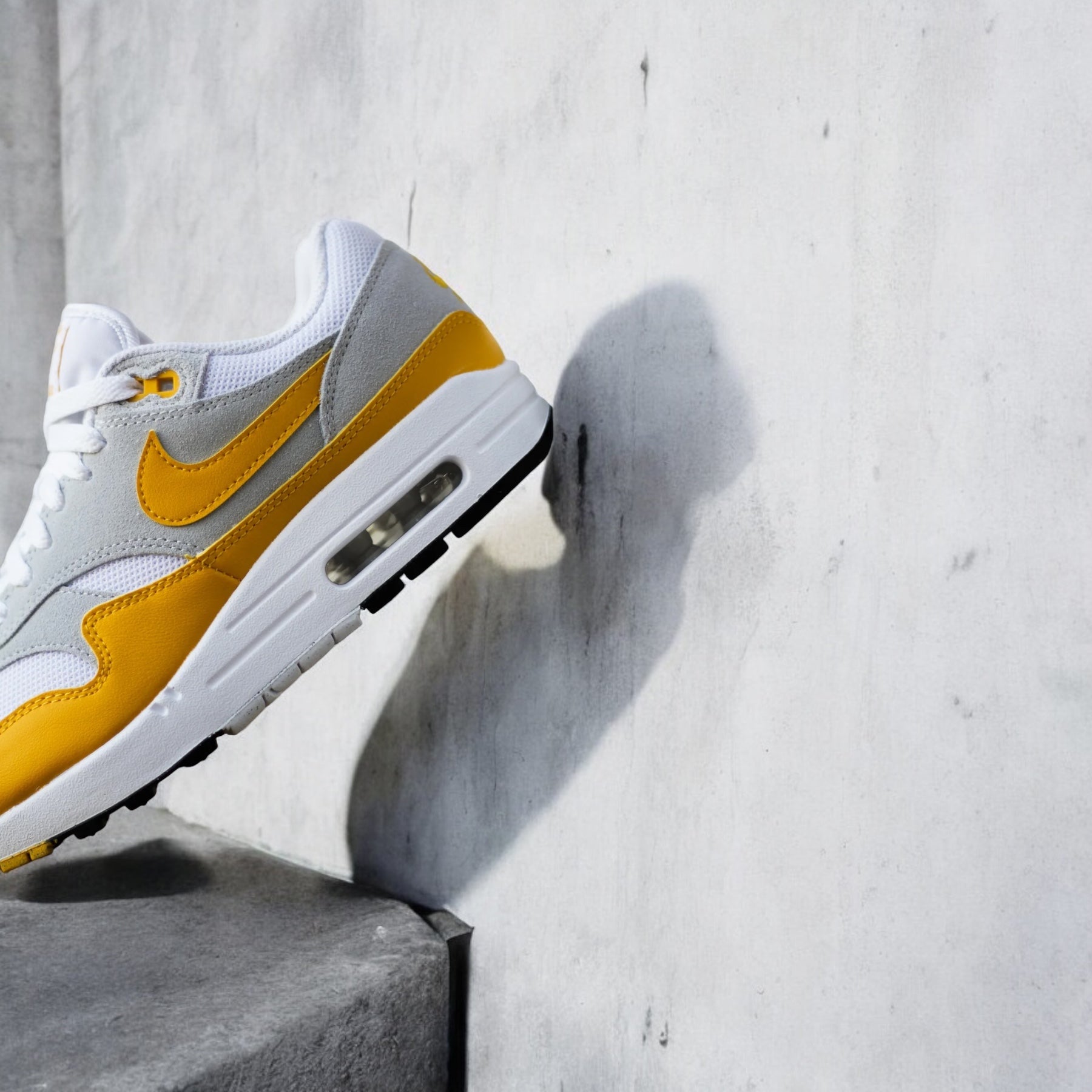 NIKE AIR MAX 1 ESS GOLD UNIVERSITY