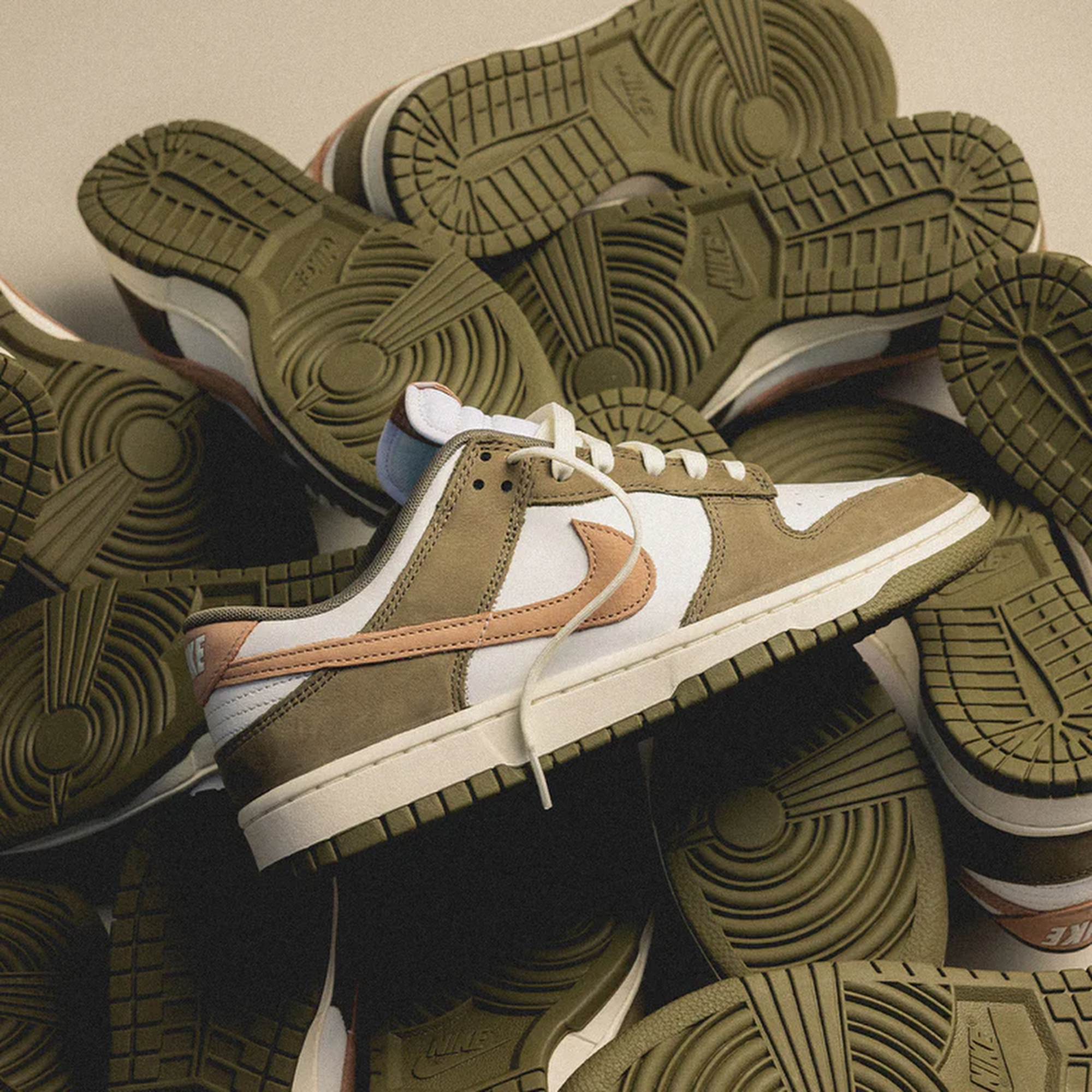 NIKE DUNK LOW RETRO PRM (MEDIUM OLIVE/HEMP-SUMMIT WHITE)