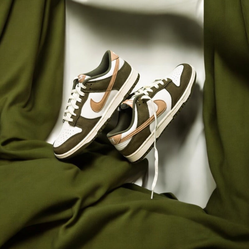 NIKE DUNK LOW RETRO PRM (MEDIUM OLIVE/HEMP-SUMMIT WHITE)